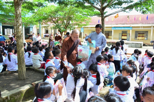 Charity program Mid-Autumn Festival for Kids in Dak Nong