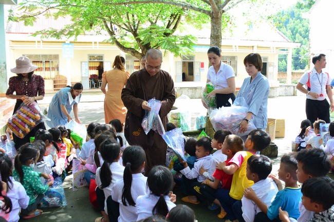Charity program Mid-Autumn Festival for Kids in Dak Nong