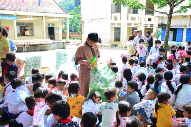 Charity program Mid-Autumn Festival for Kids in Dak Nong
