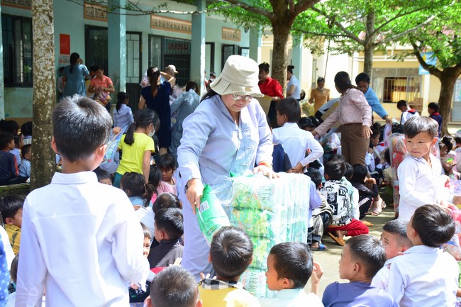 Charity program Mid-Autumn Festival for Kids in Dak Nong