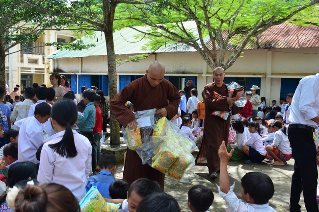 Charity program Mid-Autumn Festival for Kids in Dak Nong
