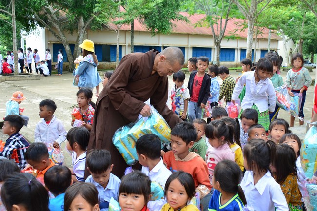 Charity program Mid-Autumn Festival for Kids in Dak Nong