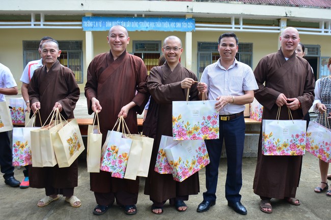 Charity program Mid-Autumn Festival for Kids in Dak Nong