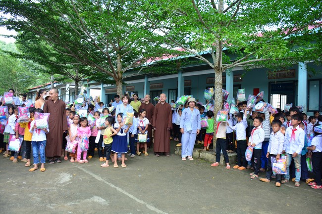 Charity program Mid-Autumn Festival for Kids in Dak Nong