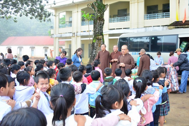 Charity program Mid-Autumn Festival for Kids in Dak Nong