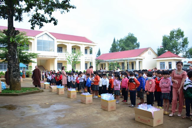Charity program Mid-Autumn Festival for Kids in Dak Nong