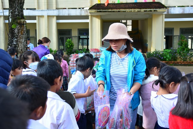 Charity program Mid-Autumn Festival for Kids in Dak Nong