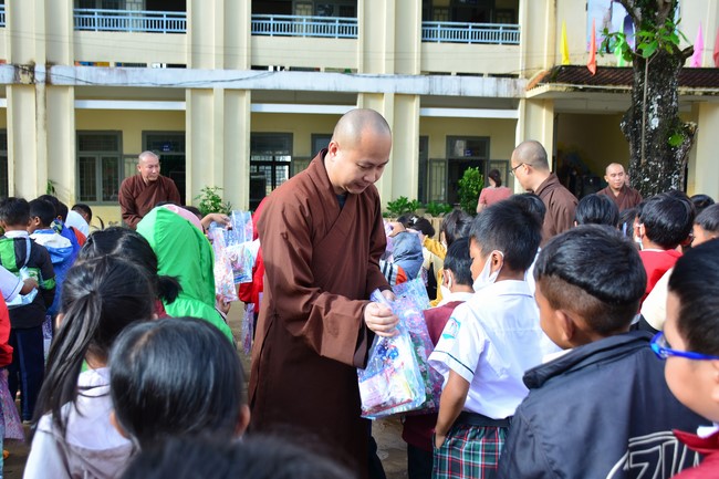 Charity program Mid-Autumn Festival for Kids in Dak Nong