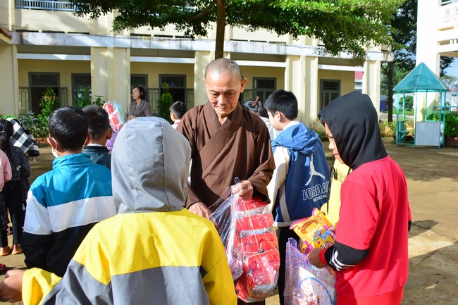 Charity program Mid-Autumn Festival for Kids in Dak Nong