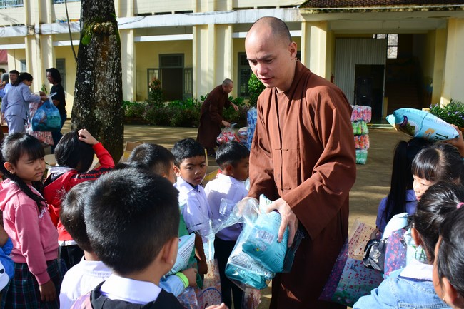 Charity program Mid-Autumn Festival for Kids in Dak Nong
