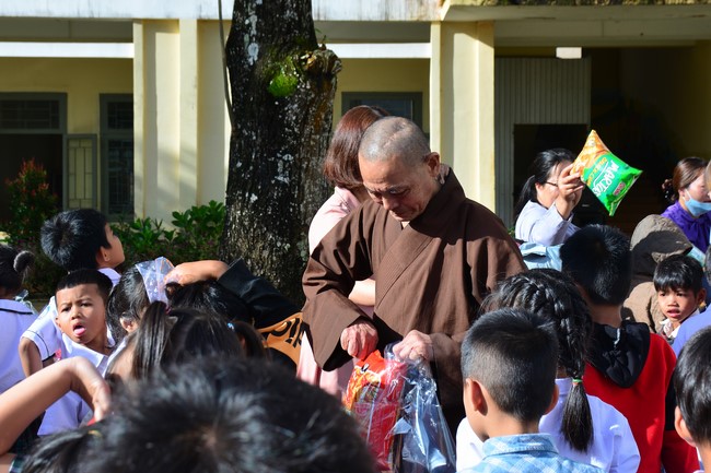 Charity program Mid-Autumn Festival for Kids in Dak Nong