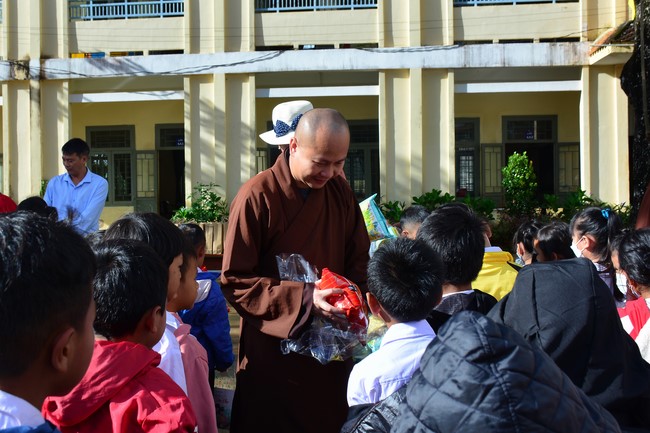 Charity program Mid-Autumn Festival for Kids in Dak Nong