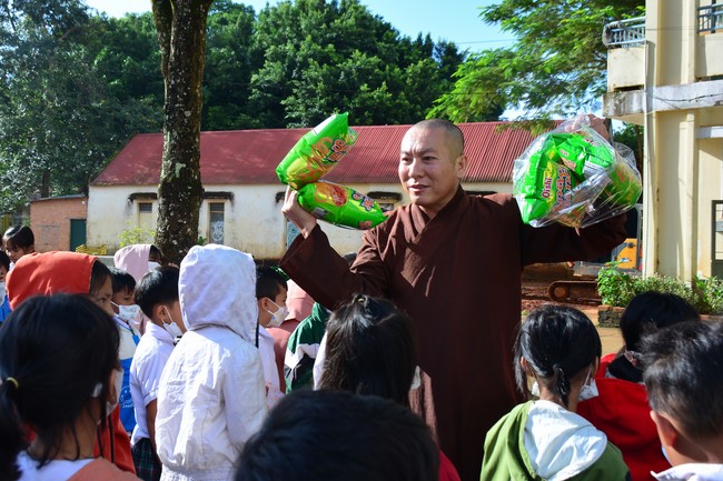 Charity program Mid-Autumn Festival for Kids in Dak Nong