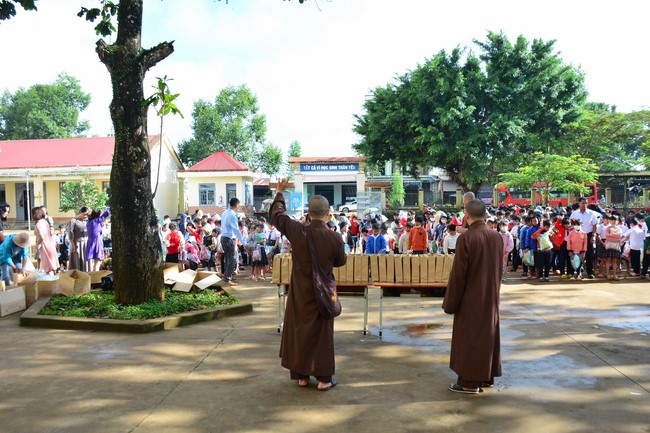 Charity program Mid-Autumn Festival for Kids in Dak Nong