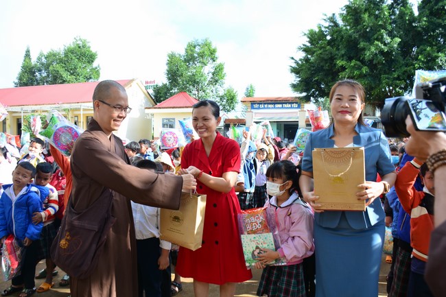 Charity program Mid-Autumn Festival for Kids in Dak Nong