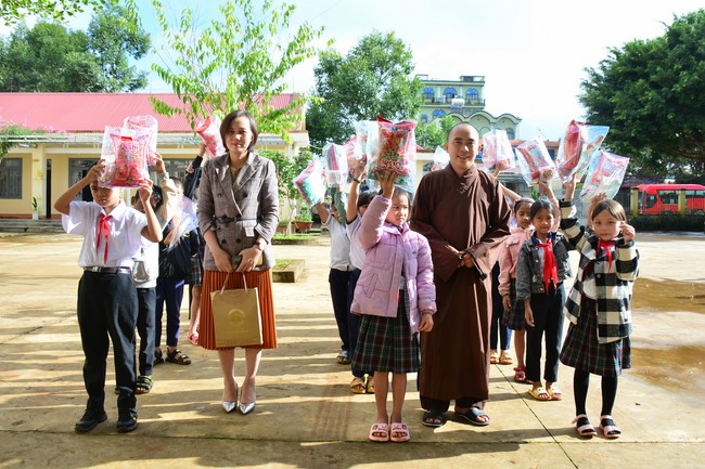 Charity program Mid-Autumn Festival for Kids in Dak Nong