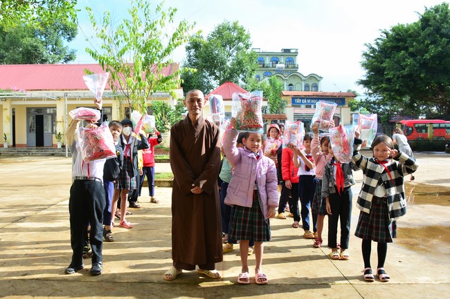 Charity program Mid-Autumn Festival for Kids in Dak Nong