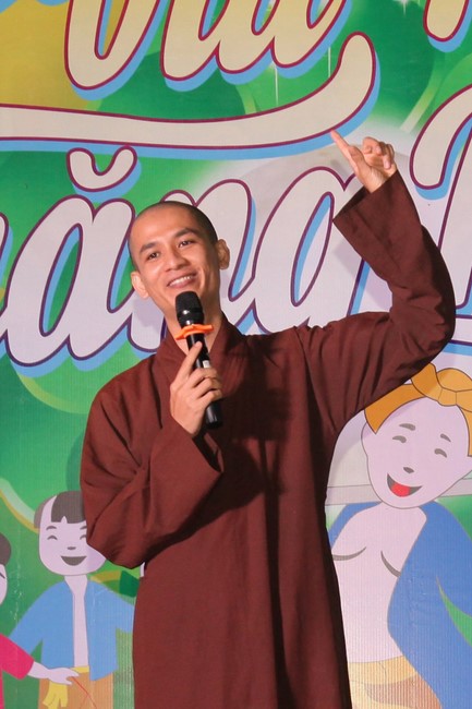 Enjoy the Full Moon Festival at Giai Lam Pagoda, Ha Tinh