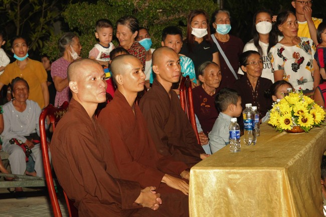 Enjoy the Full Moon Festival at Giai Lam Pagoda, Ha Tinh
