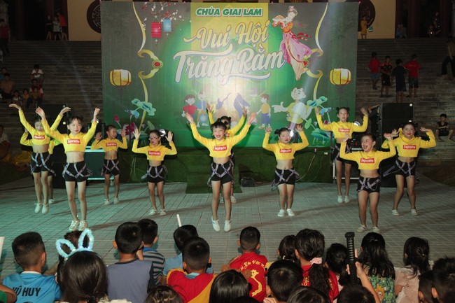 Enjoy the Full Moon Festival at Giai Lam Pagoda, Ha Tinh