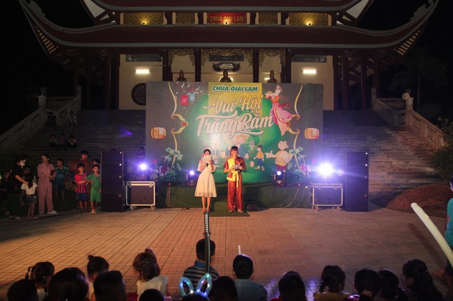 Enjoy the Full Moon Festival at Giai Lam Pagoda, Ha Tinh