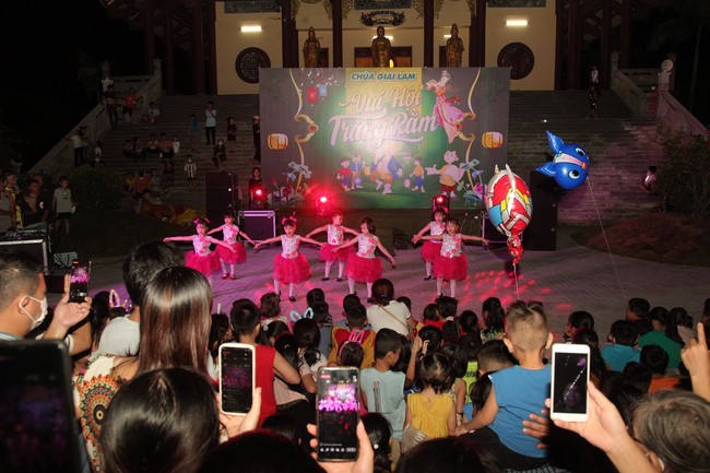 Enjoy the Full Moon Festival at Giai Lam Pagoda, Ha Tinh