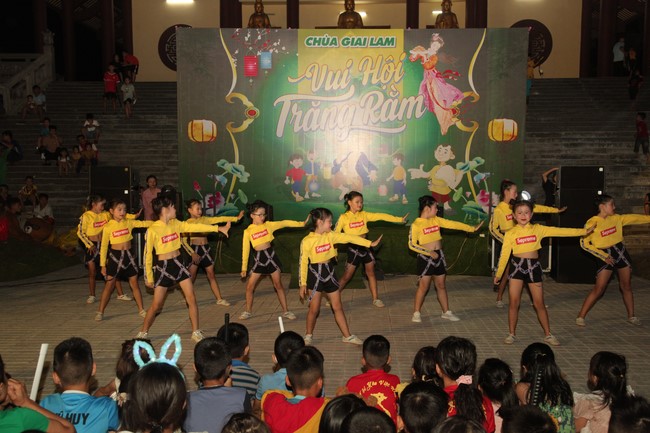 Enjoy the Full Moon Festival at Giai Lam Pagoda, Ha Tinh