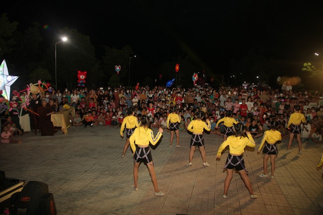 Enjoy the Full Moon Festival at Giai Lam Pagoda, Ha Tinh