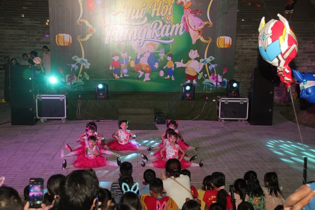 Enjoy the Full Moon Festival at Giai Lam Pagoda, Ha Tinh