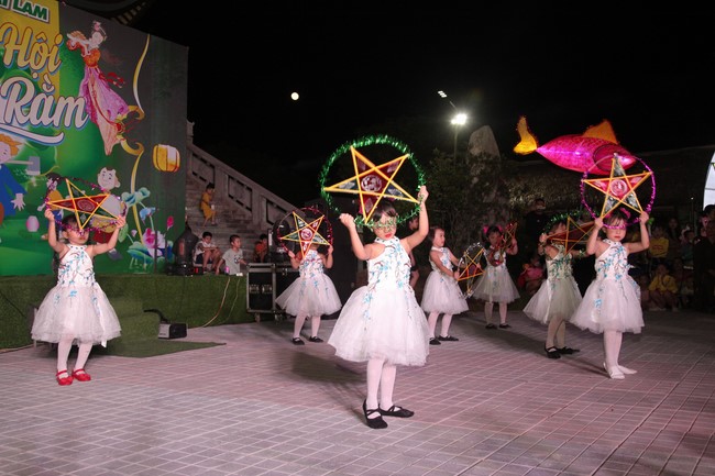 Enjoy the Full Moon Festival at Giai Lam Pagoda, Ha Tinh