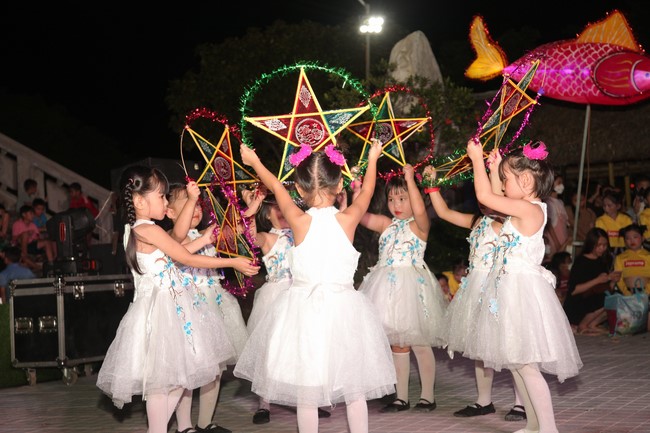 Enjoy the Full Moon Festival at Giai Lam Pagoda, Ha Tinh