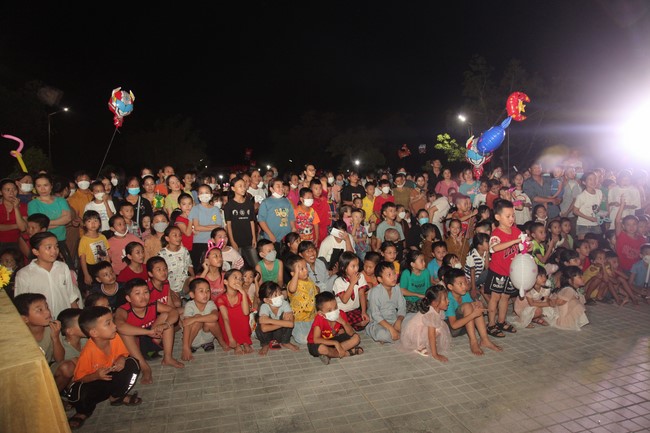 Enjoy the Full Moon Festival at Giai Lam Pagoda, Ha Tinh