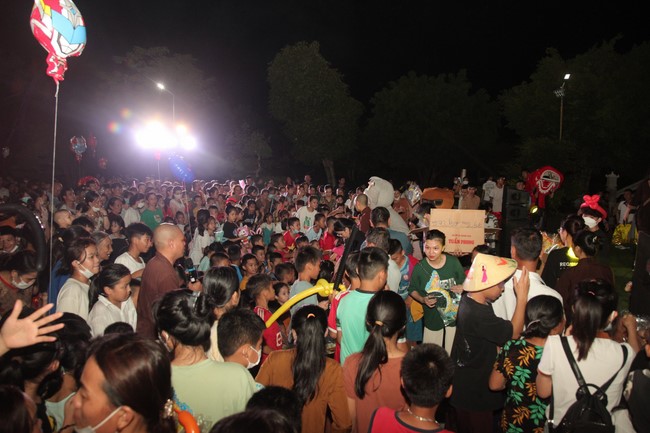 Enjoy the Full Moon Festival at Giai Lam Pagoda, Ha Tinh