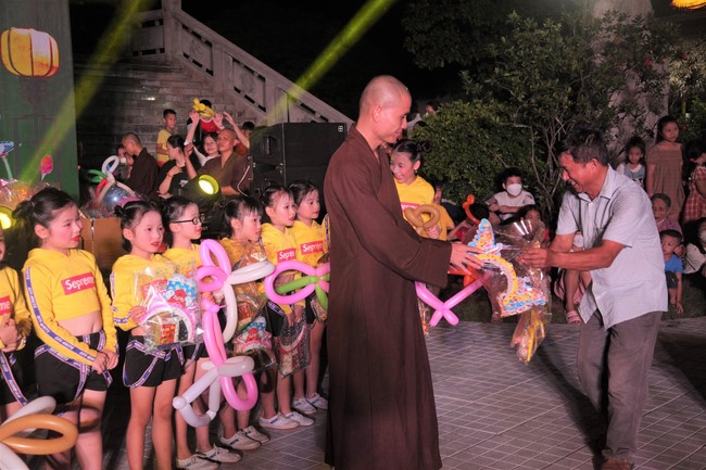 Enjoy the Full Moon Festival at Giai Lam Pagoda, Ha Tinh