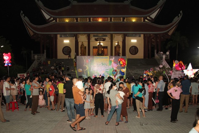 Enjoy the Full Moon Festival at Giai Lam Pagoda, Ha Tinh