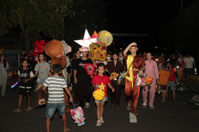 Enjoy the Full Moon Festival at Giai Lam Pagoda, Ha Tinh