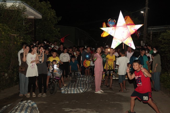 Enjoy the Full Moon Festival at Giai Lam Pagoda, Ha Tinh