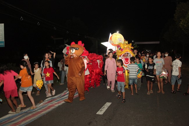 Enjoy the Full Moon Festival at Giai Lam Pagoda, Ha Tinh