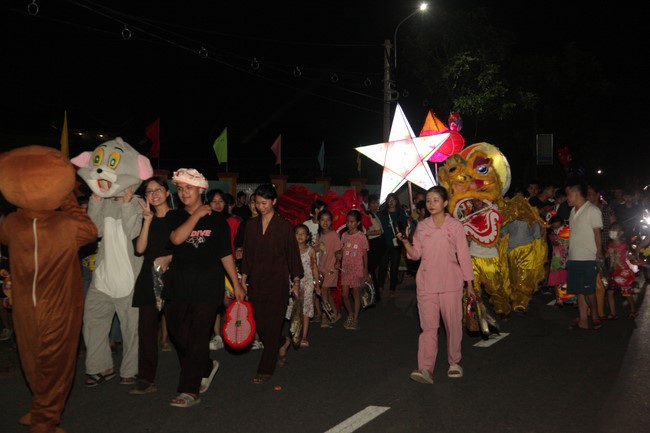 Enjoy the Full Moon Festival at Giai Lam Pagoda, Ha Tinh