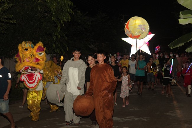 Enjoy the Full Moon Festival at Giai Lam Pagoda, Ha Tinh