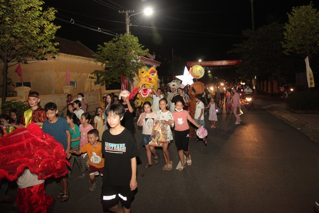 Enjoy the Full Moon Festival at Giai Lam Pagoda, Ha Tinh