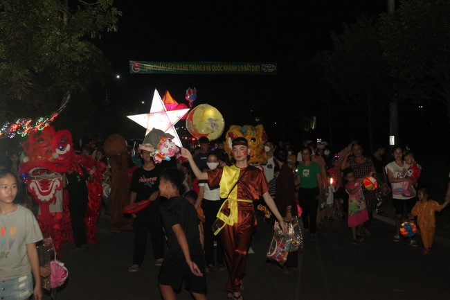 Enjoy the Full Moon Festival at Giai Lam Pagoda, Ha Tinh
