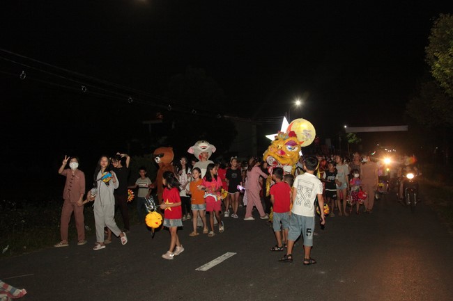 Enjoy the Full Moon Festival at Giai Lam Pagoda, Ha Tinh
