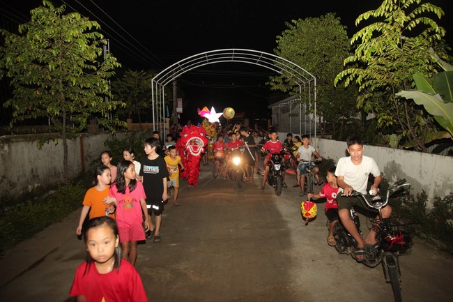 Enjoy the Full Moon Festival at Giai Lam Pagoda, Ha Tinh