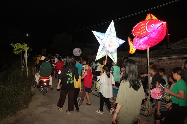 Enjoy the Full Moon Festival at Giai Lam Pagoda, Ha Tinh