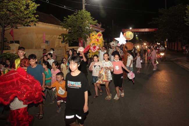 Enjoy the Full Moon Festival at Giai Lam Pagoda, Ha Tinh