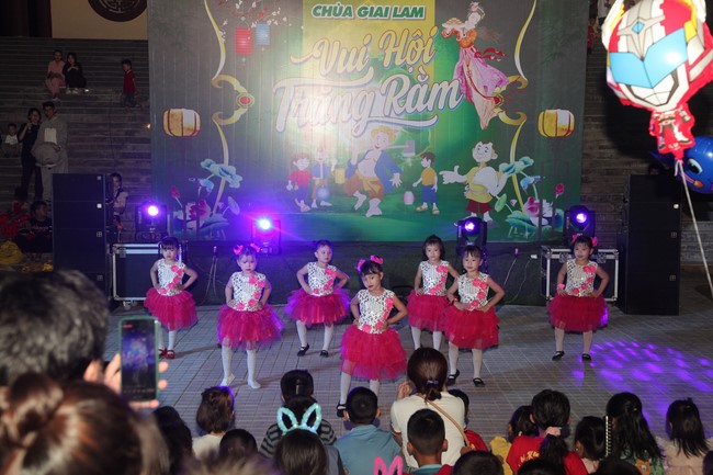 Enjoy the Full Moon Festival at Giai Lam Pagoda, Ha Tinh