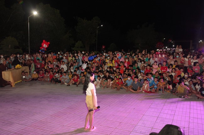 Enjoy the Full Moon Festival at Giai Lam Pagoda, Ha Tinh