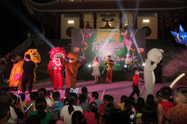 Enjoy the Full Moon Festival at Giai Lam Pagoda, Ha Tinh