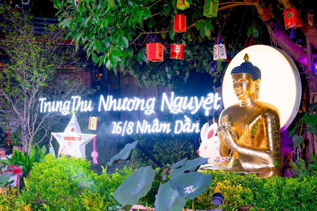 “Return to Buddha on Mid-Autumn Festival of Hoa Phuc Pagoda